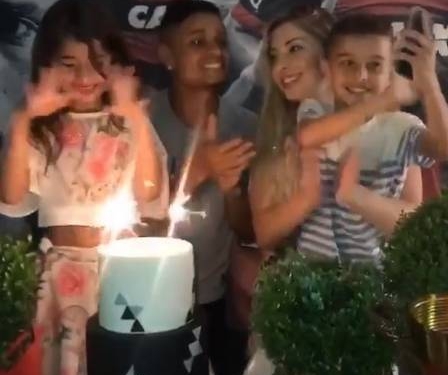 Everton completa 29 anos e ganha festa temática do Flamengo