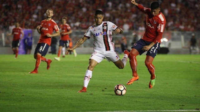 Rueda observa Flamengo com Everton entre os titulares e saca Paquetá
