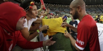 Juan sobre Adriano no Flamengo: ‘Se ele voltar, estaremos de braços abertos para recebê-lo'