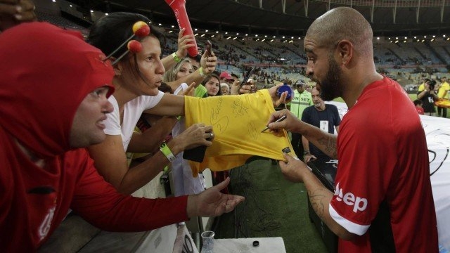 Juan sobre Adriano no Flamengo: ‘Se ele voltar, estaremos de braços abertos para recebê-lo'