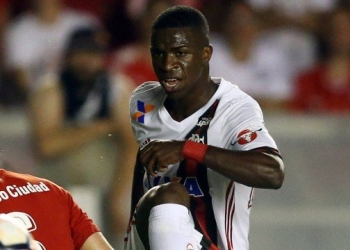 Zico quer Vinicius Junior titular do Fla no Maracanã, e torcida faz coro