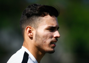 Santos e Fla divergem, e risco jurídico ainda adia transferência de Zeca