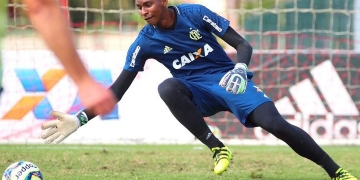 Nas mãos do futuro: goleiro de 1,99m do Flamengo chama atenção na Copinha