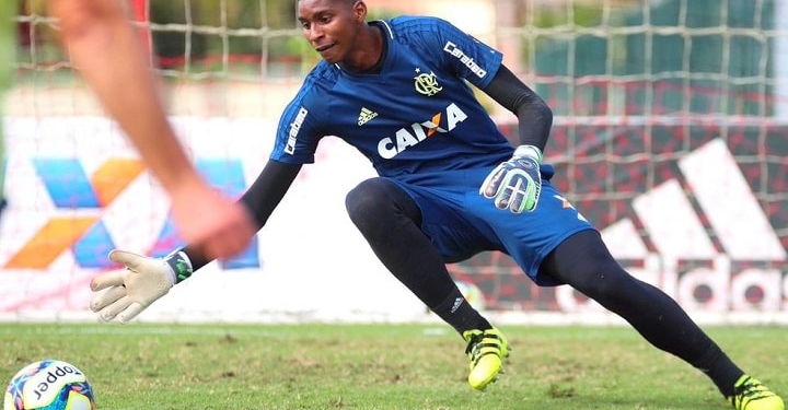 Nas mãos do futuro: goleiro de 1,99m do Flamengo chama atenção na Copinha