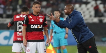 Misterioso, auxiliar de Rueda chega ao Rio em silêncio: "Que o mister fale"