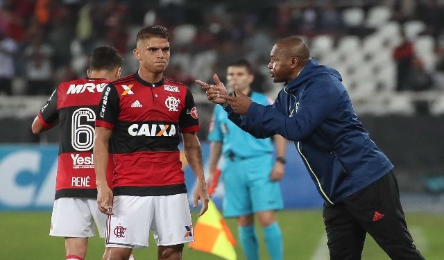 Misterioso, auxiliar de Rueda chega ao Rio em silêncio: "Que o mister fale"