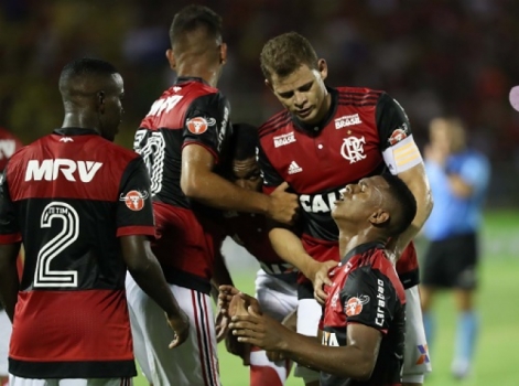 Futebol de gente grande! Garotada do Fla agrada e ganha espaço no Carioca