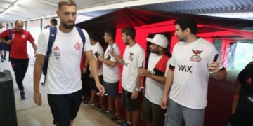 Após estreia no ano, Léo Duarte espera chance contra o Vasco