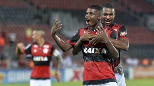 Garotos vão bem e Flamengo mantém 100% no Carioca