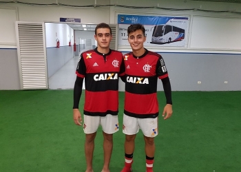 Na bola e na faculdade: a amizade dos rubro-negros Bernardo e Theo