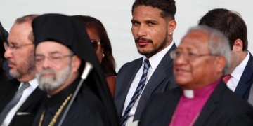 Ao lado da mãe, Guerrero prestigia discurso do Papa Francisco em Lima