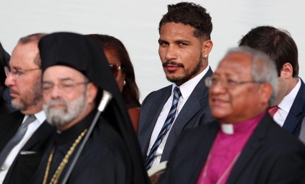 Ao lado da mãe, Guerrero prestigia discurso do Papa Francisco em Lima