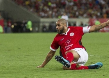 Médico do Fla diz que Adriano ainda não procurou o clube