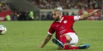 Médico do Fla diz que Adriano ainda não procurou o clube