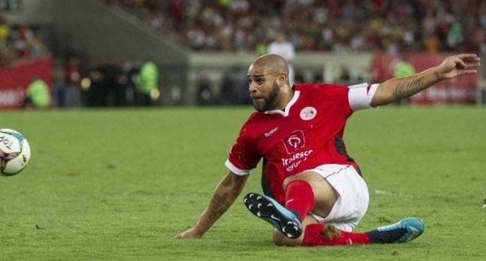 Médico do Fla diz que Adriano ainda não procurou o clube