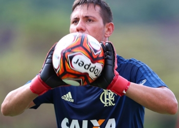 Diego Alves faz treino de força no Flamengo e anima torcedores