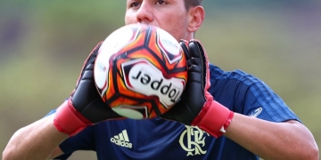 Diego Alves faz treino de força no Flamengo e anima torcedores