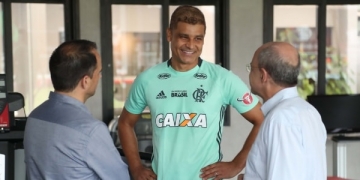 Para ajudar em recuperação, Flamengo renova por seis meses com Ederson