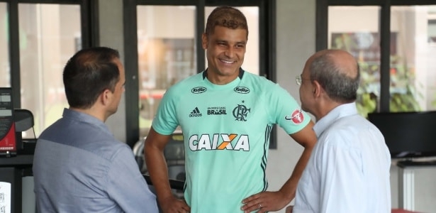 Para ajudar em recuperação, Flamengo renova por seis meses com Ederson