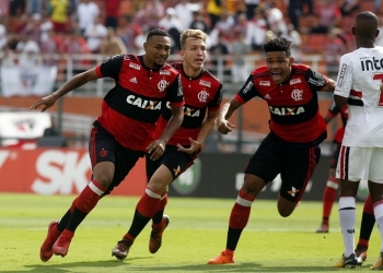 Tetra invicto: no Pacaembu lotado, Fla segura o São Paulo e leva título da Copinha