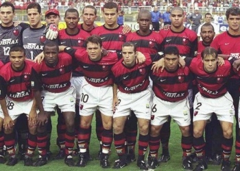 Petkovic festeja o retorno de Julio Cesar ao Fla com registro de título em 2001