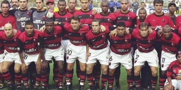 Petkovic festeja o retorno de Julio Cesar ao Fla com registro de título em 2001