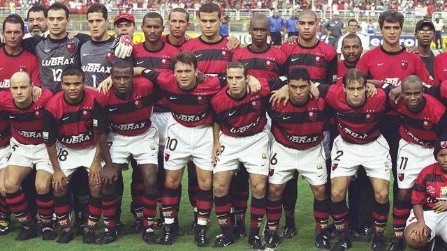 Petkovic festeja o retorno de Julio Cesar ao Fla com registro de título em 2001