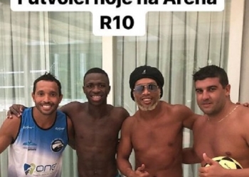 Vinicius Júnior se diverte no futevôlei com Ronaldinho Gaúcho