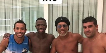 Vinicius Júnior se diverte no futevôlei com Ronaldinho Gaúcho