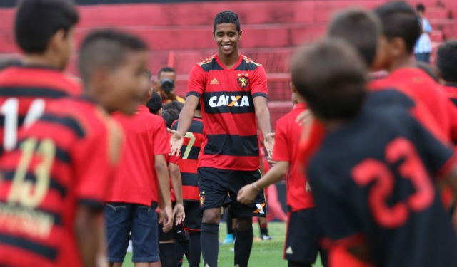 Fora dos planos do Fla, Gabriel é anunciado pelo Sport