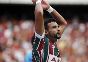 Flamengo oficializa proposta e avança para contratar Henrique Dourado
