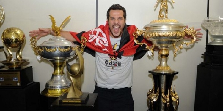 Júlio César chega ao Rio, e Flamengo quer apresentação nesta semana