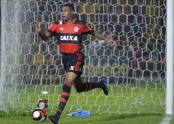 Jean Lucas encanta com 'futebol clássico' e pede passagem no Fla