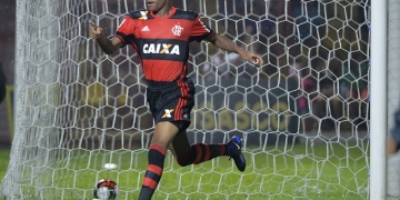 Jean Lucas encanta com 'futebol clássico' e pede passagem no Fla