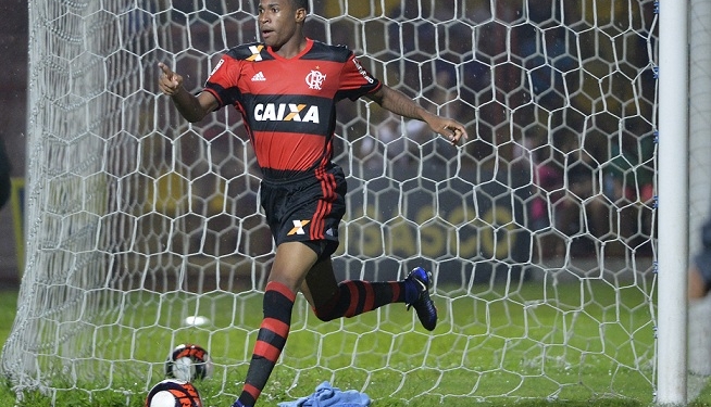 Jean Lucas encanta com 'futebol clássico' e pede passagem no Fla