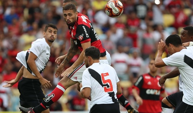 Flamengo liga radar por zagueiro jovem enquanto dá tempo a Léo Duarte