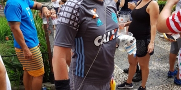 Folião "homenageia" Muralha e faz sucesso no pré-carnaval carioca
