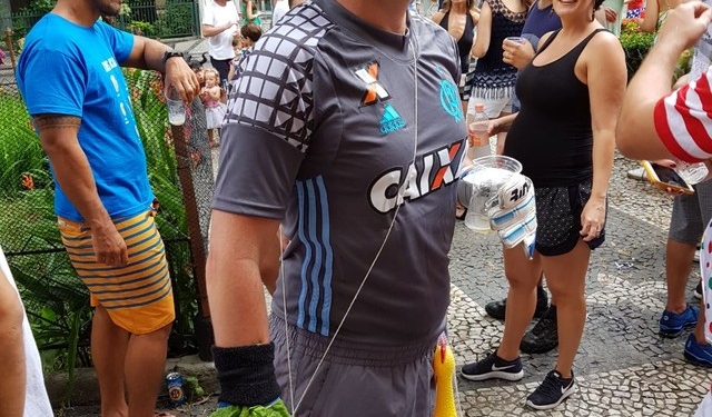 Folião "homenageia" Muralha e faz sucesso no pré-carnaval carioca