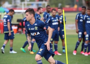 Flamengo dá chances a xodós da torcida em estreia no Carioca; confira os titulares