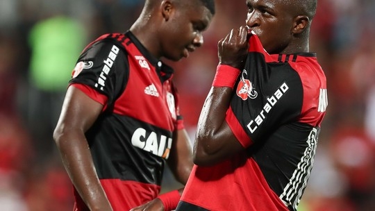 Gol, caneta e movimentação: com "a 10 do rei", Vinicius começa 2018 em bom nível