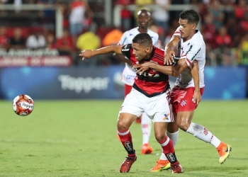 Craque da galera, "Touro" Vitor Gabriel abraça apelido e define posição: "Camisa 9"