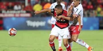 Craque da galera, "Touro" Vitor Gabriel abraça apelido e define posição: "Camisa 9"