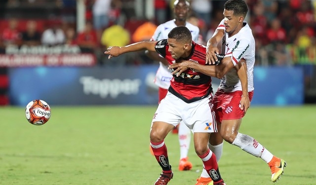 Craque da galera, "Touro" Vitor Gabriel abraça apelido e define posição: "Camisa 9"