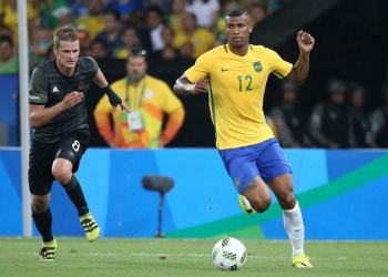 Flamengo faz proposta e meio-campista viaja à Europa para tentar liberação