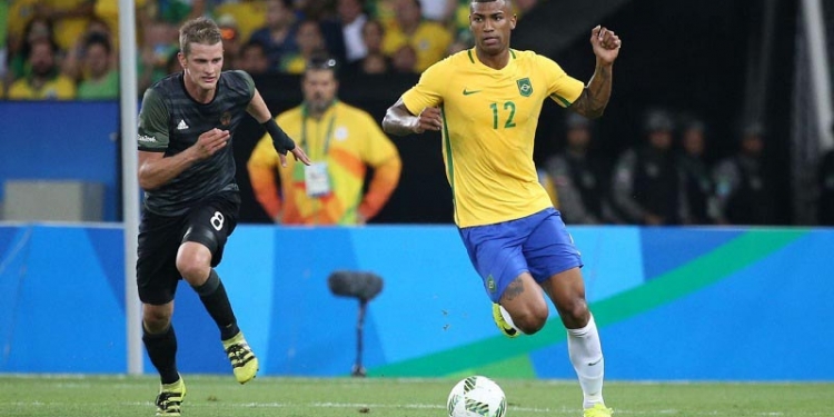 Flamengo faz proposta e meio-campista viaja à Europa para tentar liberação