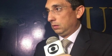 Flamengo suspende contrato de Guerrero até atacante ter condições de jogo