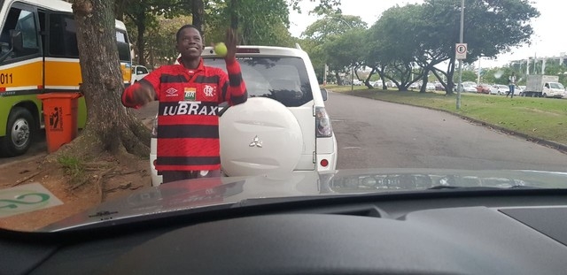 Na corda bamba: malabarista larga emprego em loja do Fla e 'dribla' até Diego