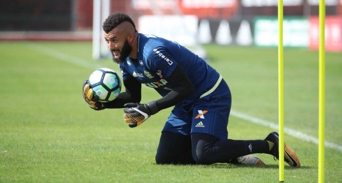 Com dificuldade para liberar jogadores, Flamengo trava chegada de reforços