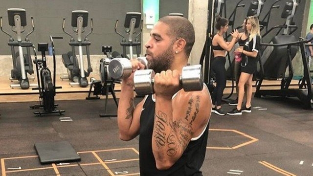 Fla orienta Adriano em treinos fora do clube, e Imperador aguarda evolução para ir ao CT