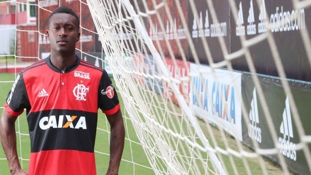 Flamengo espera regularizar Moreno até sexta e avalia estreia nos próximos jogos